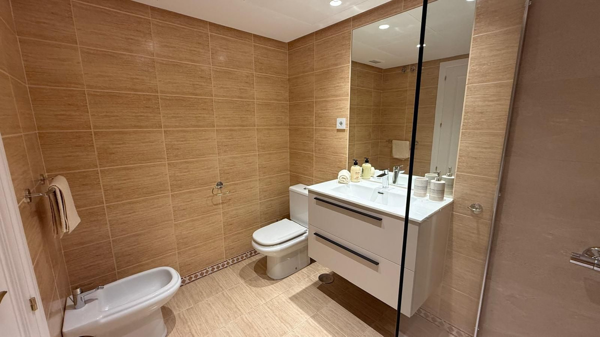 Se vende Apartamento Planta Media de 2 dormitorios en Costa Del Sol, Málaga, España
