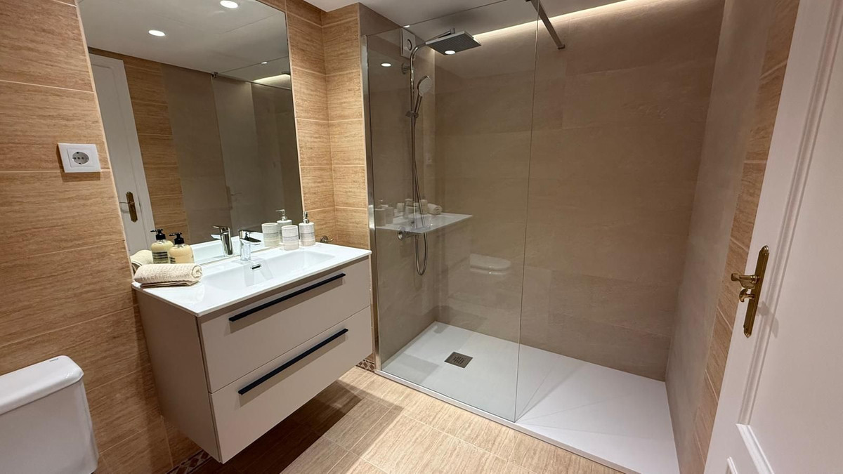 Se vende Apartamento Planta Media de 2 dormitorios en Costa Del Sol, Málaga, España