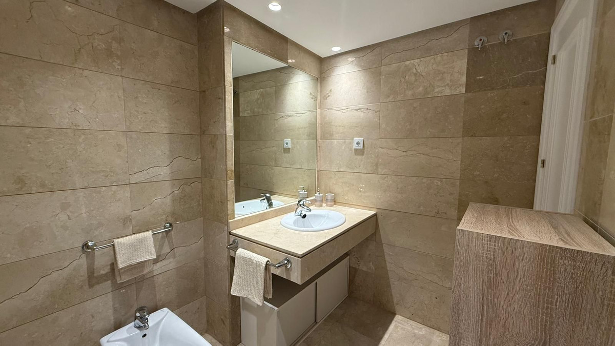 Se vende Apartamento Planta Media de 2 dormitorios en Costa Del Sol, Málaga, España