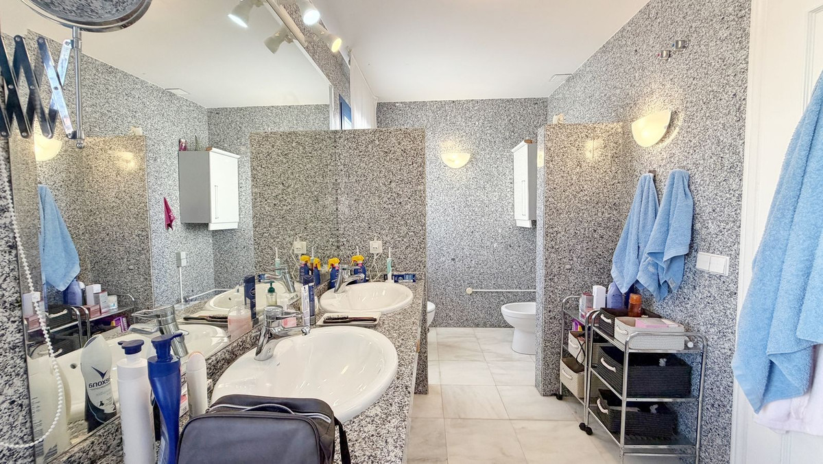 4 Bed Apartment for sale in Marbella Costa Del Sol, Málaga, Spain