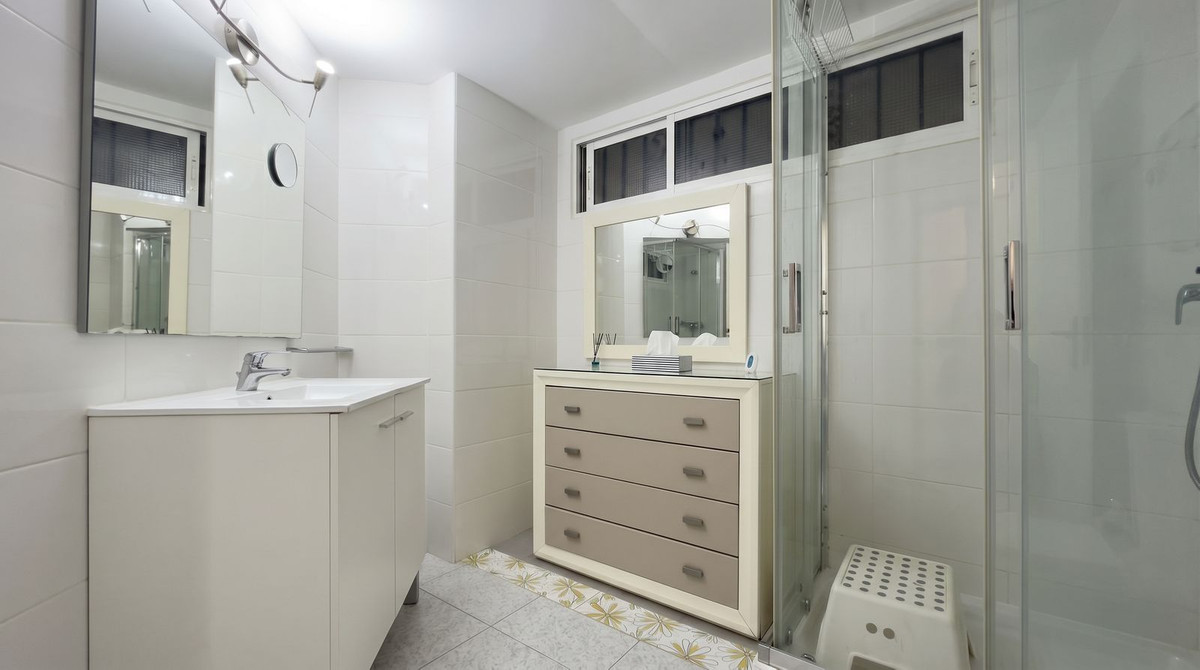 Se vende Apartamento Planta Media de 2 dormitorios en Costa Del Sol, Málaga, España
