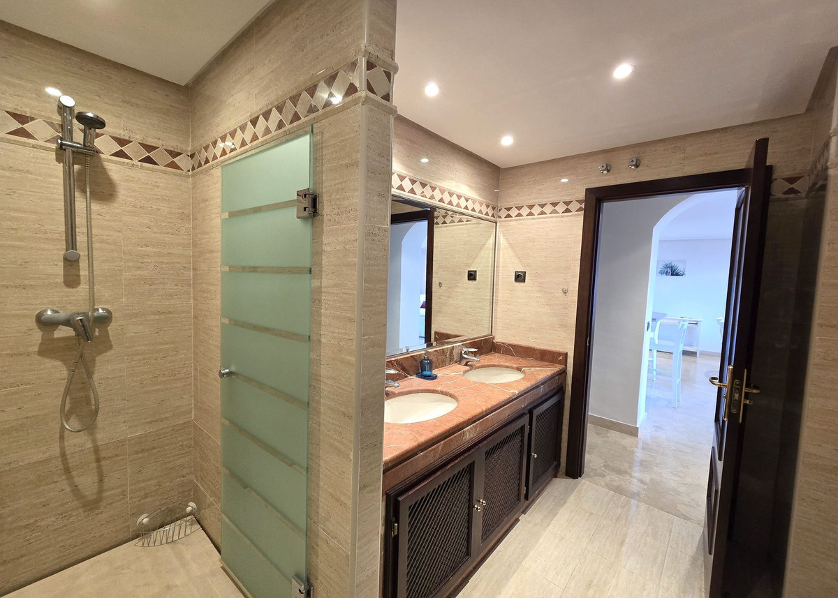 Se vende Apartamento Planta Media de 2 dormitorios en Costa Del Sol, Málaga, España