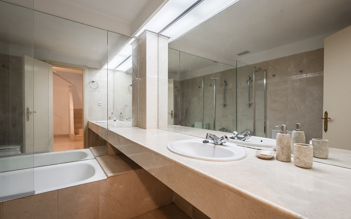 4 Bed Apartment for sale in Marbella Costa Del Sol, Málaga, Spain