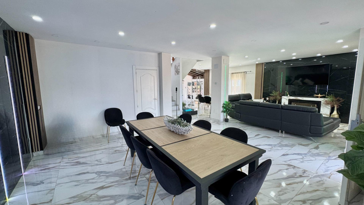 5 Bed Townhouse for sale in Alhaurín De La Torre Costa Del Sol, Málaga, Spain