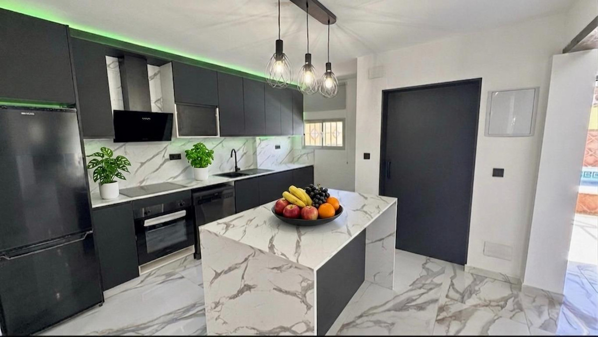5 Bed Townhouse for sale in Alhaurín De La Torre Costa Del Sol, Málaga, Spain
