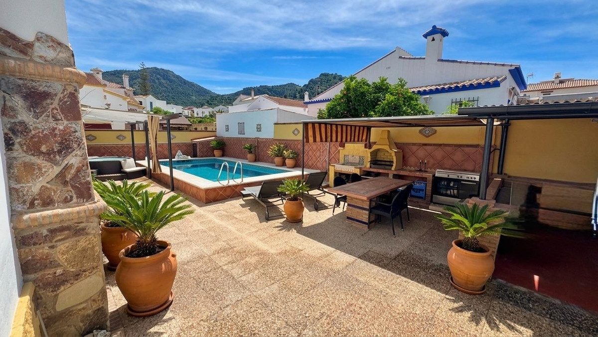 5 Bed Townhouse for sale in Alhaurín De La Torre Costa Del Sol, Málaga, Spain