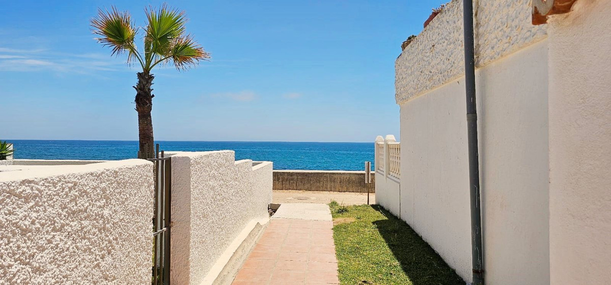 3 Bed Townhouse for sale in Estepona Costa Del Sol, Málaga, Spain
