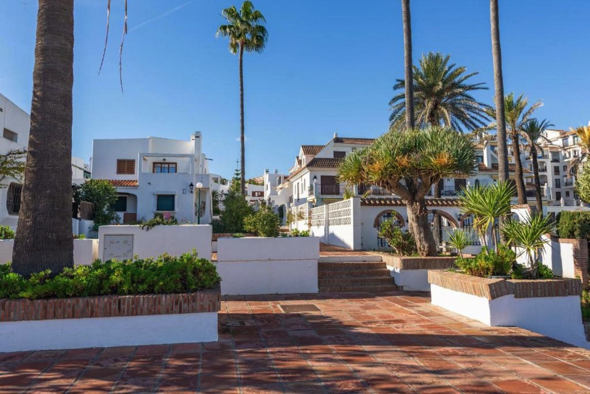 3 Bed Townhouse for sale in La Duquesa Costa Del Sol, Málaga, Spain
