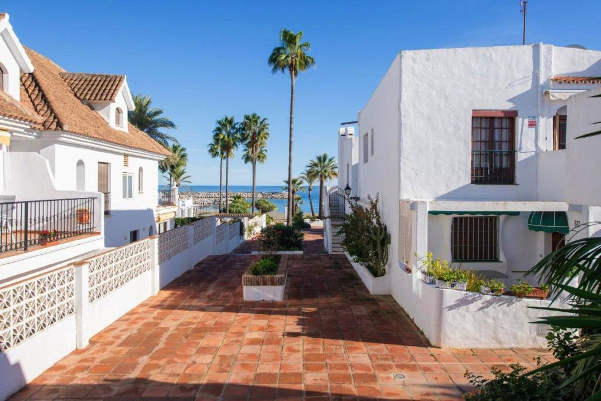 3 Bed Townhouse for sale in La Duquesa Costa Del Sol, Málaga, Spain