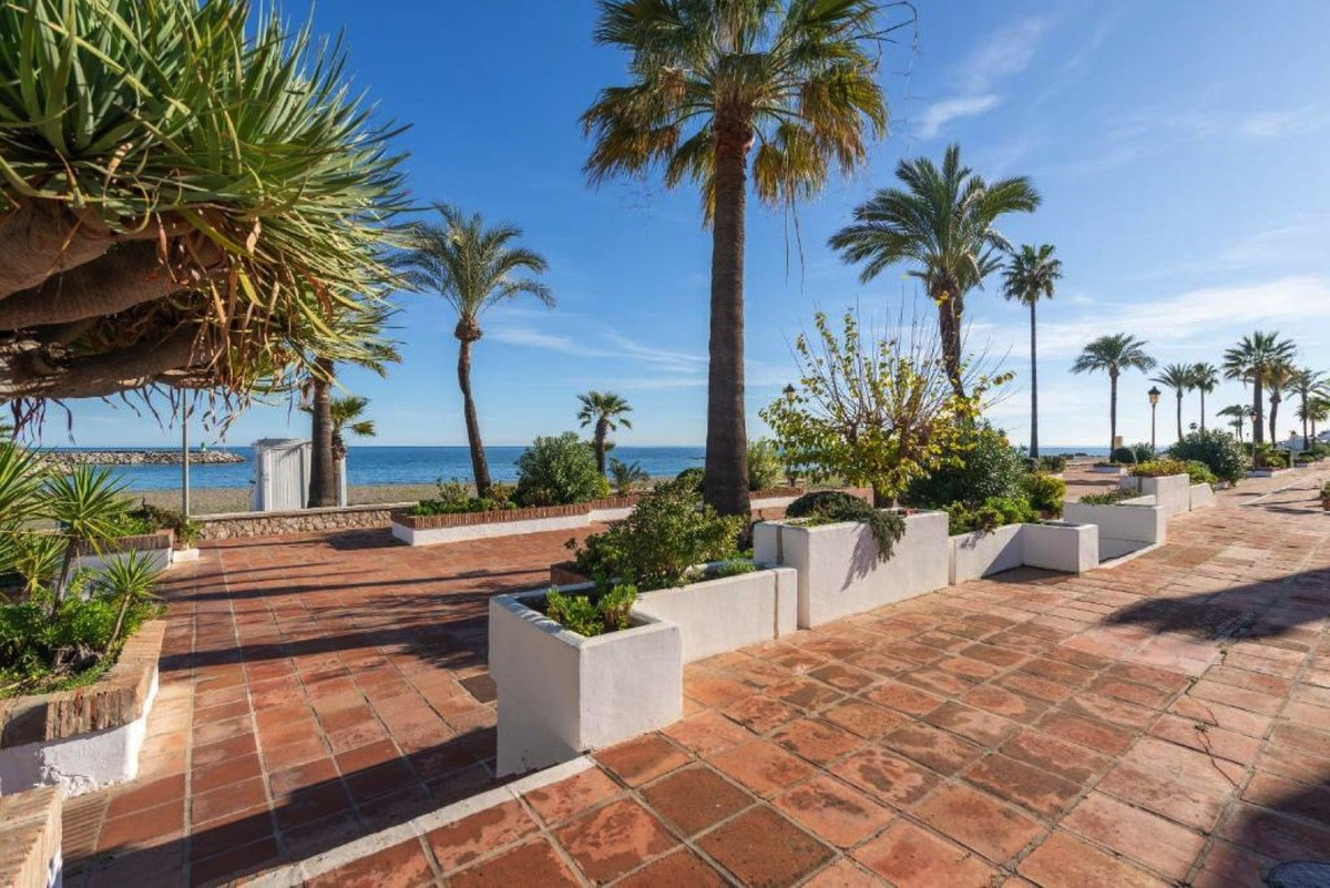 3 Bed Townhouse for sale in La Duquesa Costa Del Sol, Málaga, Spain