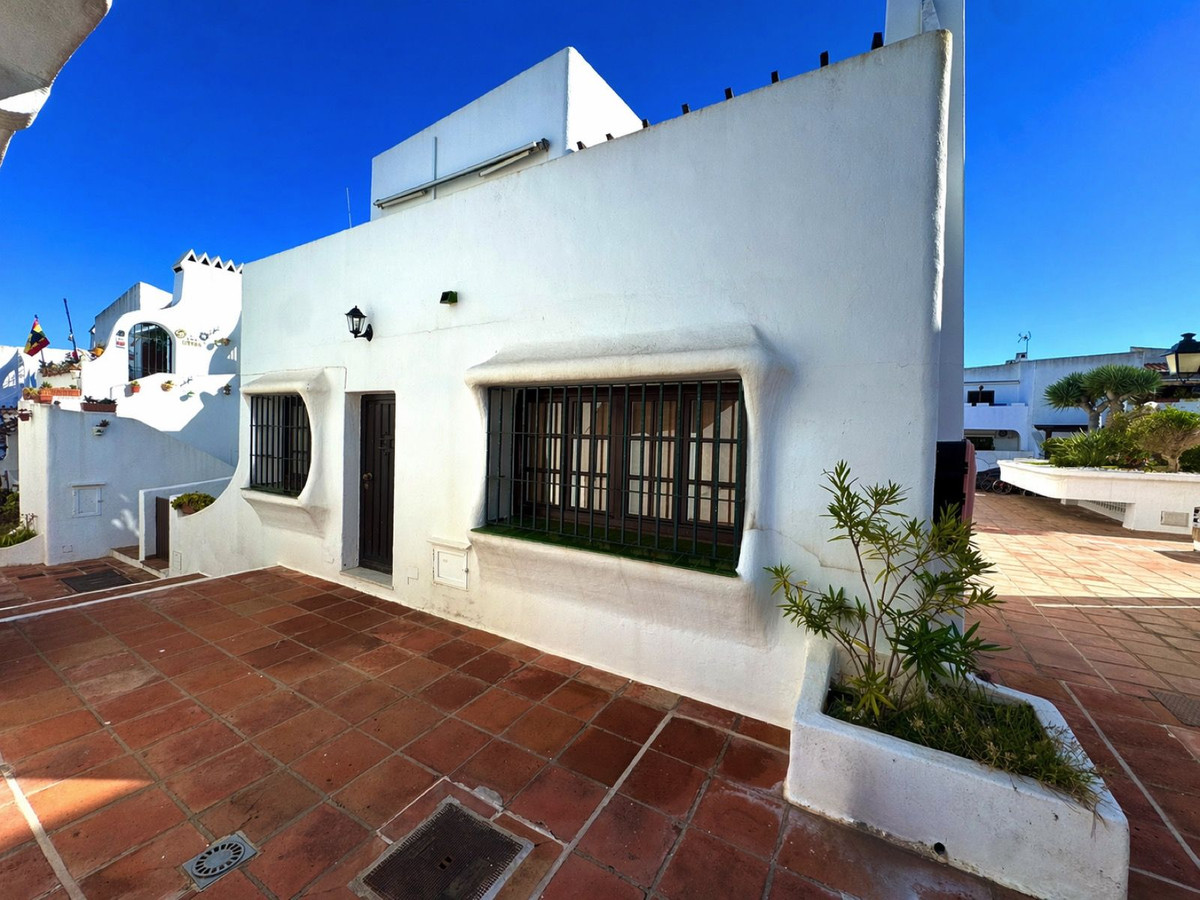 3 Bed Townhouse for sale in La Duquesa Costa Del Sol, Málaga, Spain
