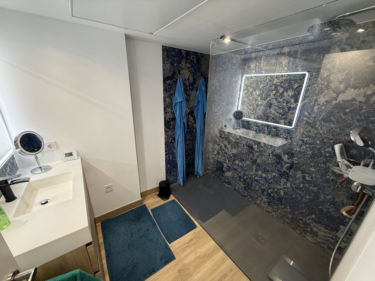 Se vende Apartamento Planta Media de 2 dormitorios en Costa Del Sol, Málaga, España