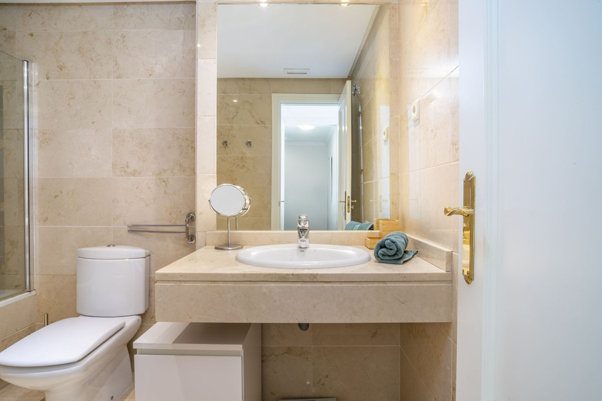 Se vende Apartamento Planta Media de 2 dormitorios en Costa Del Sol, Málaga, España