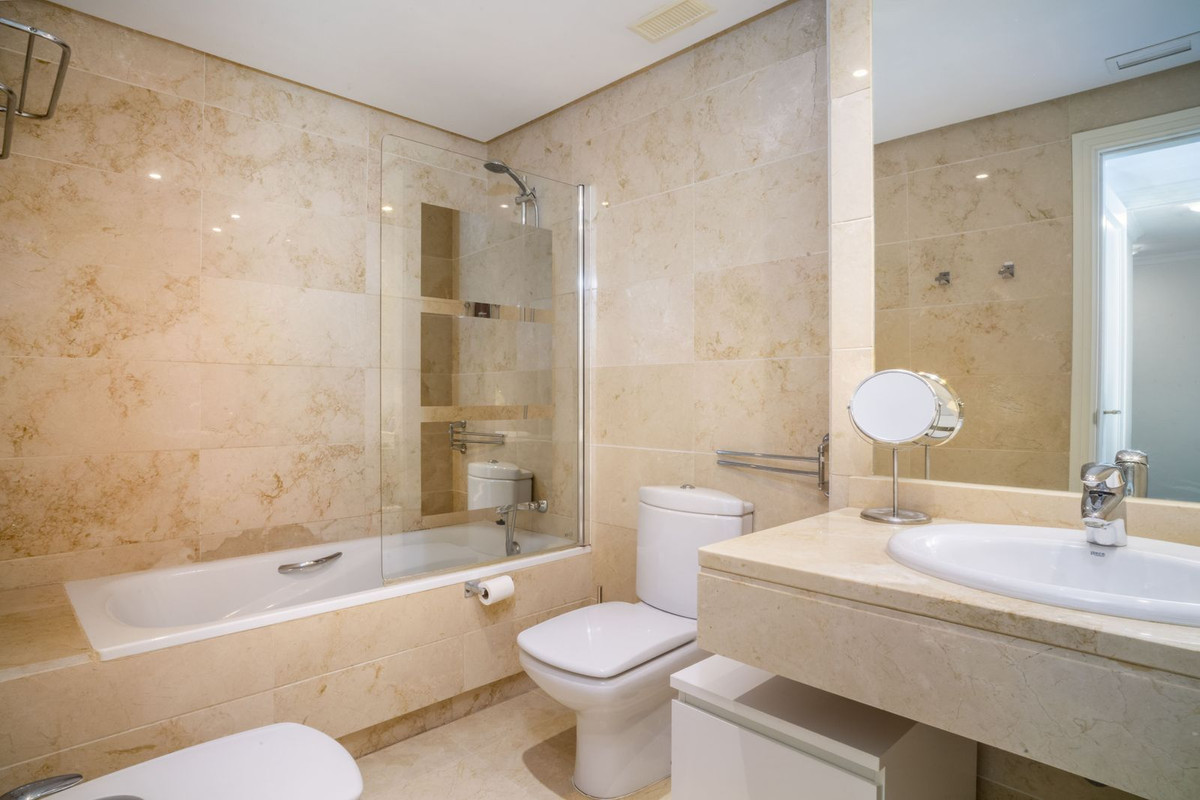 Se vende Apartamento Planta Media de 2 dormitorios en Costa Del Sol, Málaga, España