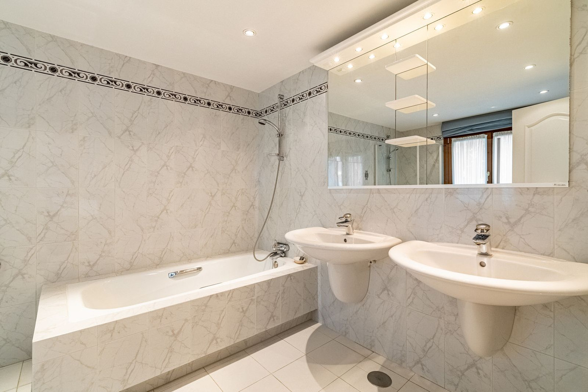 5 Bed Townhouse for sale in Cancelada Costa Del Sol, Málaga, Spain