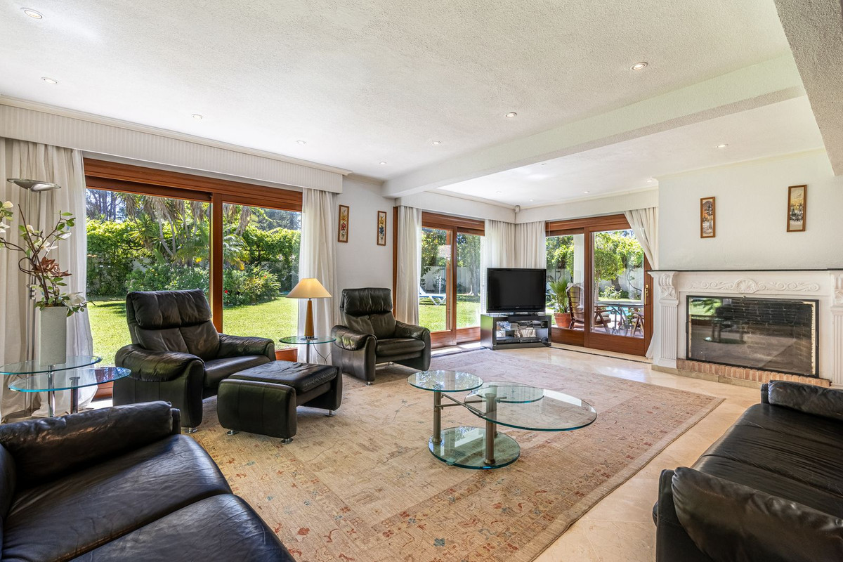 5 Bed Townhouse for sale in Cancelada Costa Del Sol, Málaga, Spain