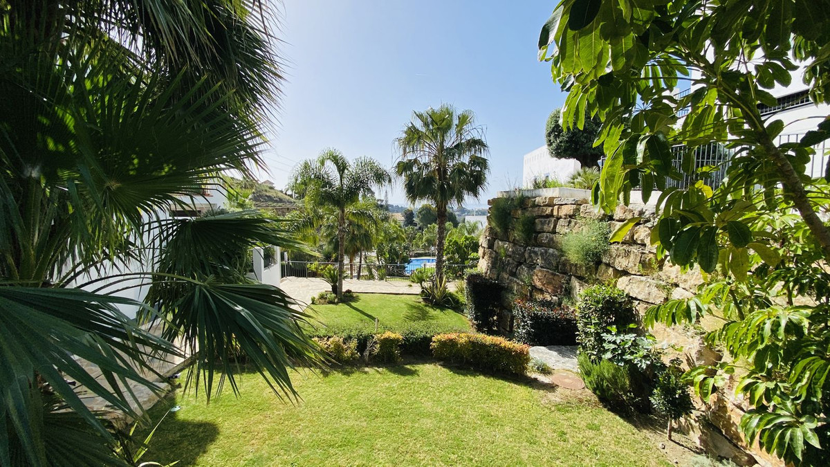 3 Bed Apartment for sale in El Paraiso Costa Del Sol, Málaga, Spain