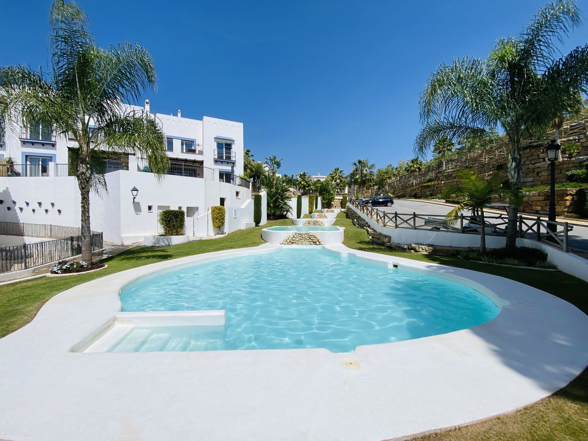 3 Bed Apartment for sale in El Paraiso Costa Del Sol, Málaga, Spain