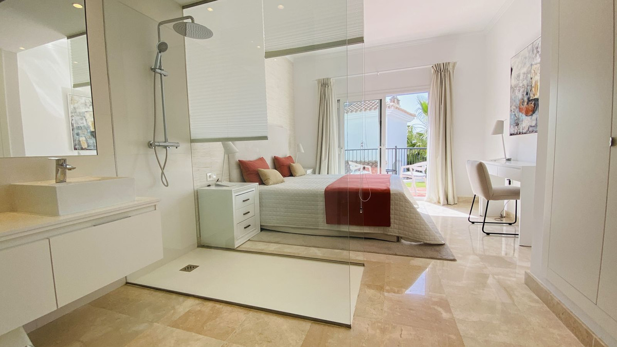 3 Bed Apartment for sale in El Paraiso Costa Del Sol, Málaga, Spain