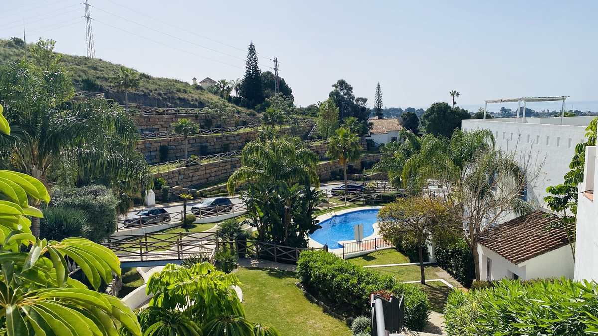 3 Bed Apartment for sale in El Paraiso Costa Del Sol, Málaga, Spain
