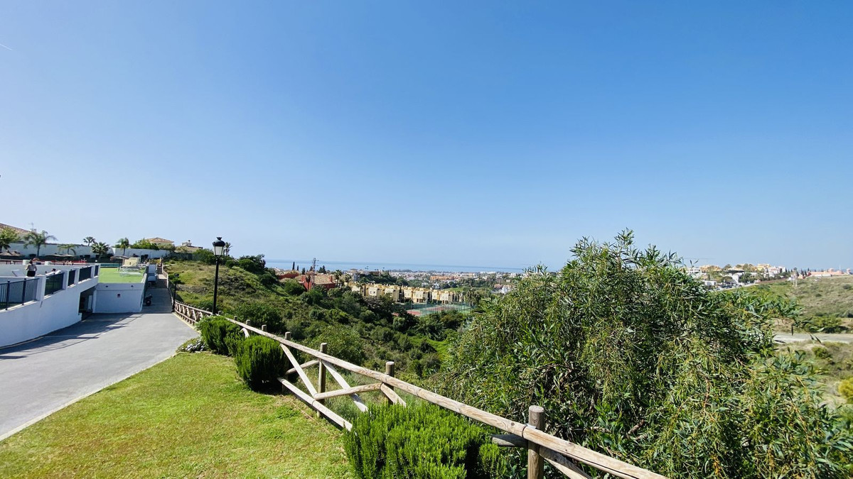 3 Bed Apartment for sale in El Paraiso Costa Del Sol, Málaga, Spain