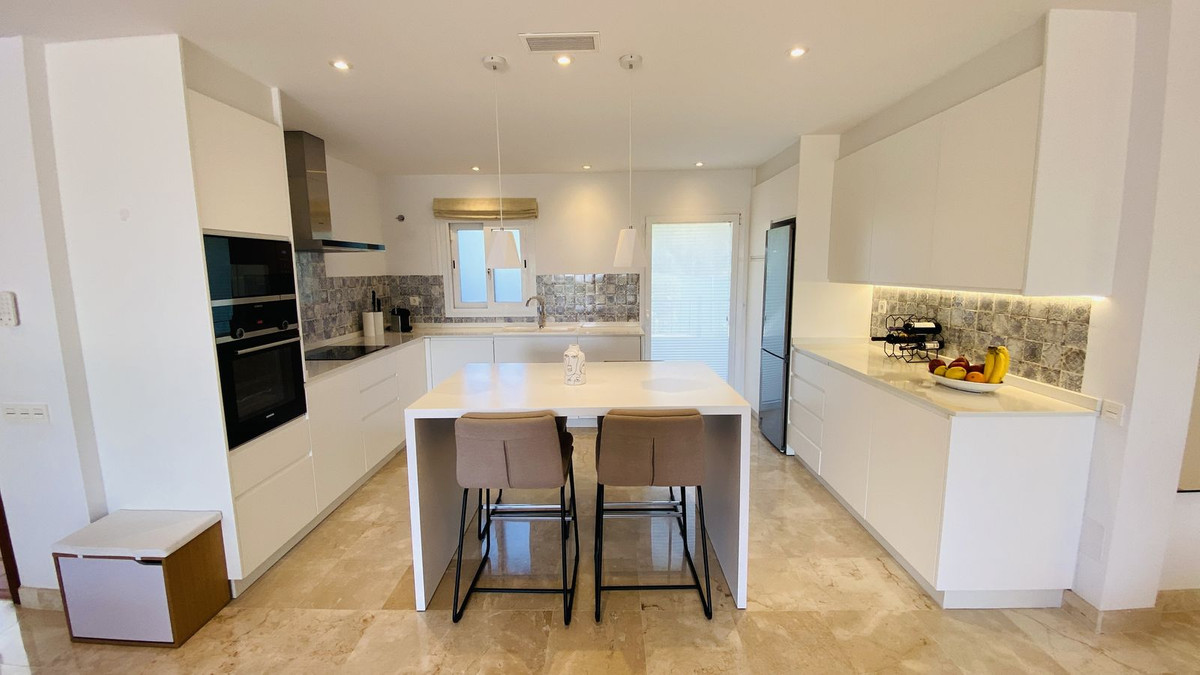 3 Bed Apartment for sale in El Paraiso Costa Del Sol, Málaga, Spain