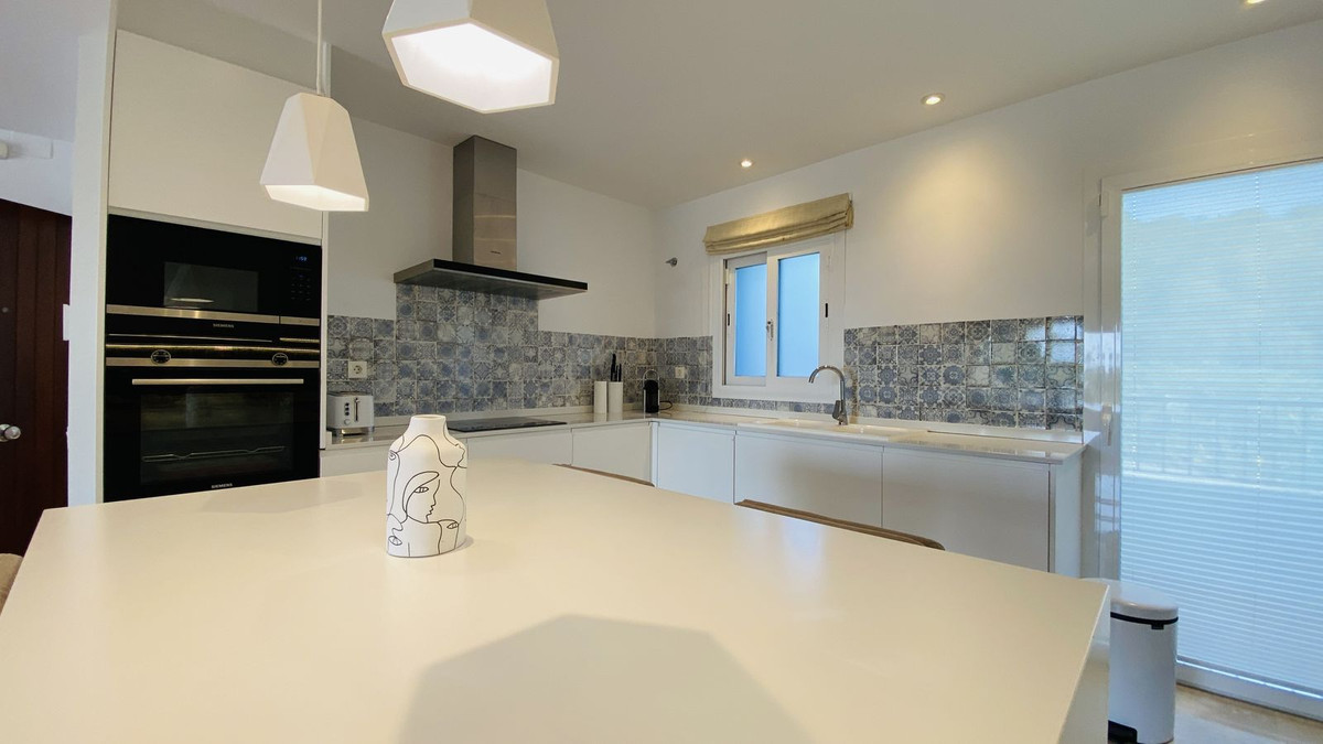 3 Bed Apartment for sale in El Paraiso Costa Del Sol, Málaga, Spain