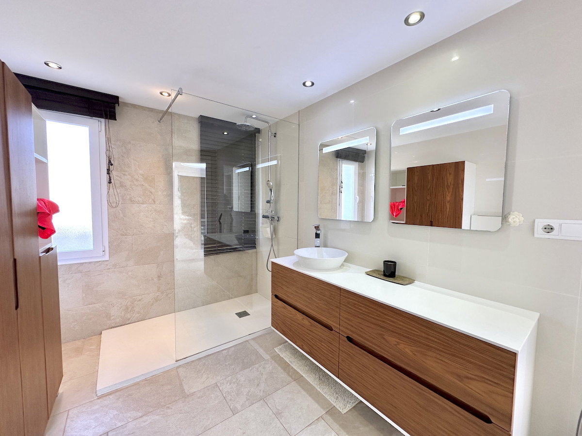 3 Bed Apartment for sale in Estepona Costa Del Sol, Málaga, Spain