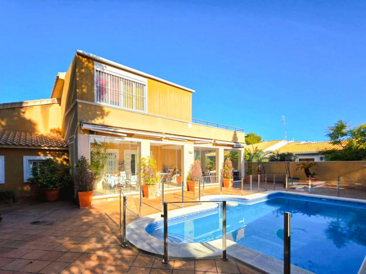 Se vende Villa - Chalet de 5 dormitorios en Costa Blanca, Alicante, España