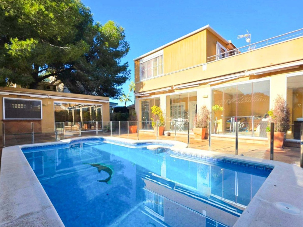 Se vende Villa - Chalet de 5 dormitorios en Costa Blanca, Alicante, España