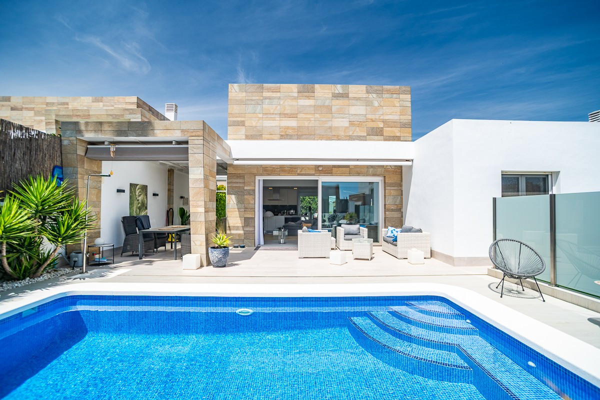 Se vende Villa - Chalet de 3 dormitorios en Costa Blanca, Alicante, España