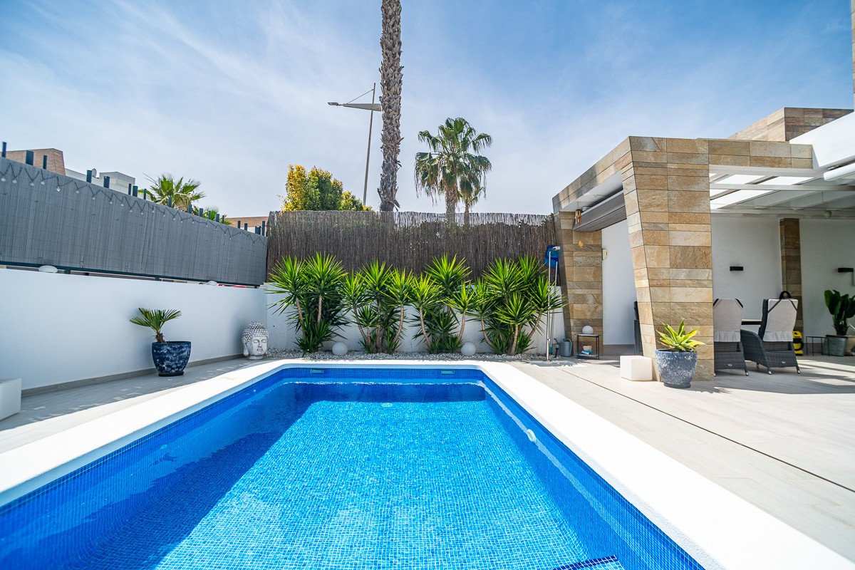 Se vende Villa - Chalet de 3 dormitorios en Costa Blanca, Alicante, España