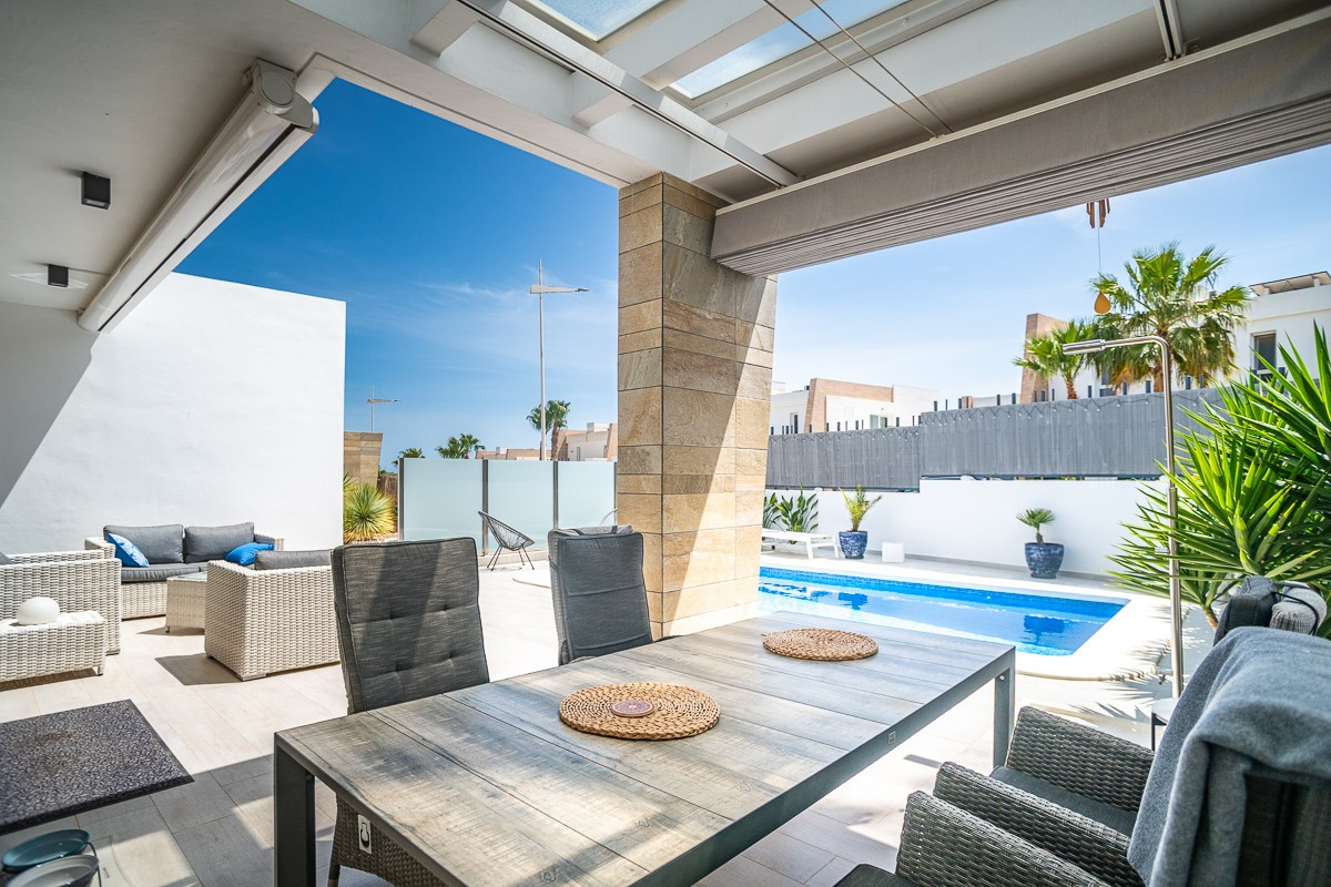 Se vende Villa - Chalet de 3 dormitorios en Costa Blanca, Alicante, España