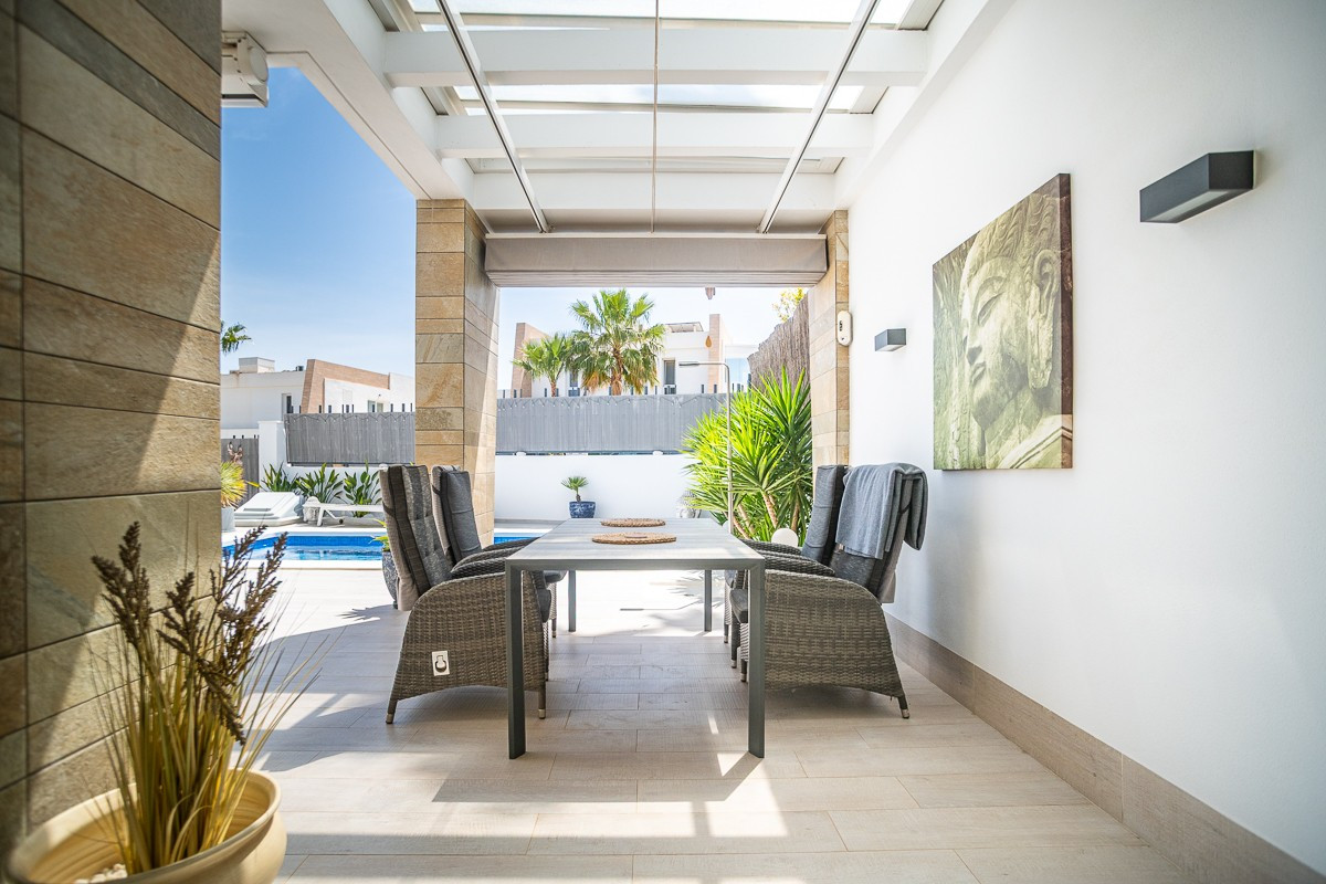 Se vende Villa - Chalet de 3 dormitorios en Costa Blanca, Alicante, España