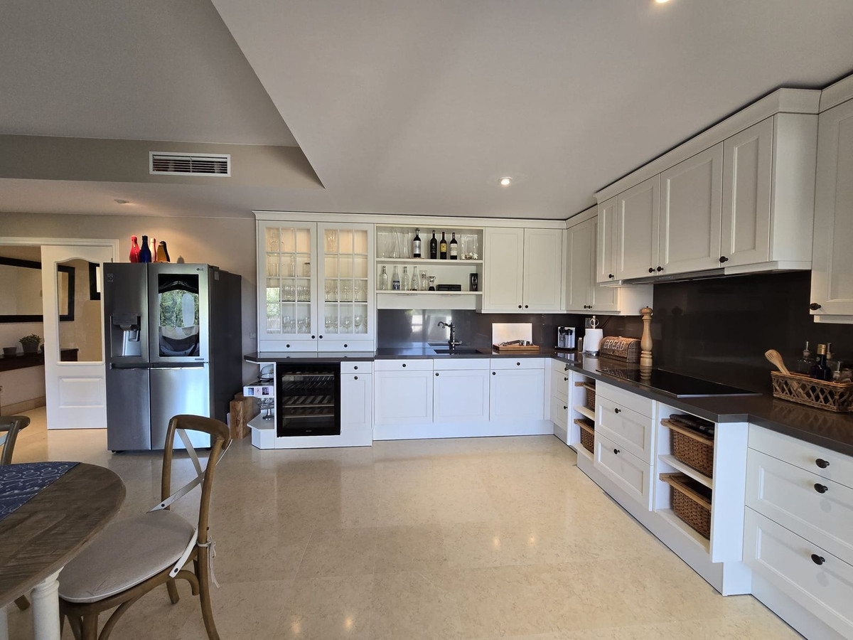 2 Bed Apartment for sale in Benahavís Costa Del Sol, Málaga, Spain