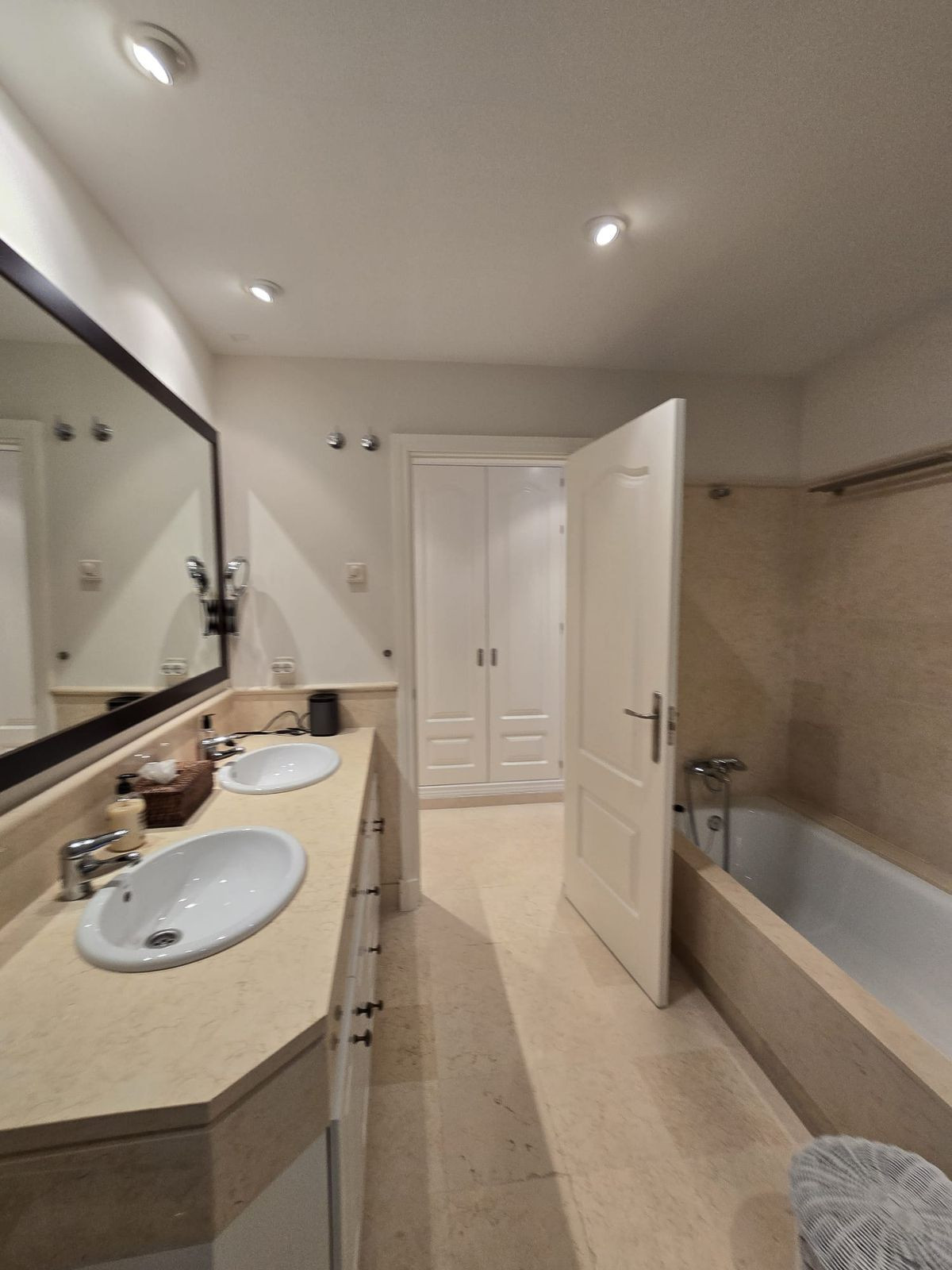 2 Bed Apartment for sale in Benahavís Costa Del Sol, Málaga, Spain