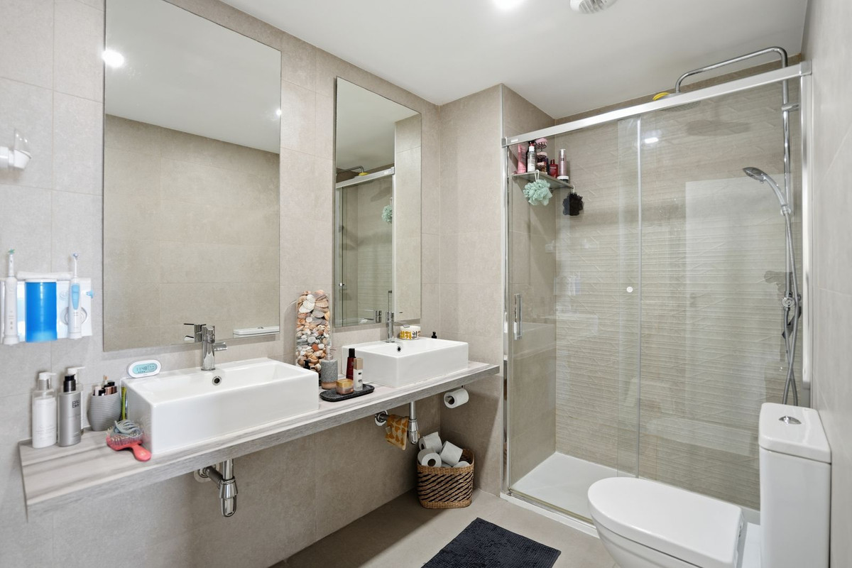 Se vende Apartamento Planta Media de 2 dormitorios en Costa Del Sol, Málaga, España