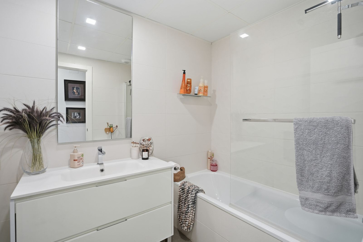 Se vende Apartamento Planta Media de 2 dormitorios en Costa Del Sol, Málaga, España