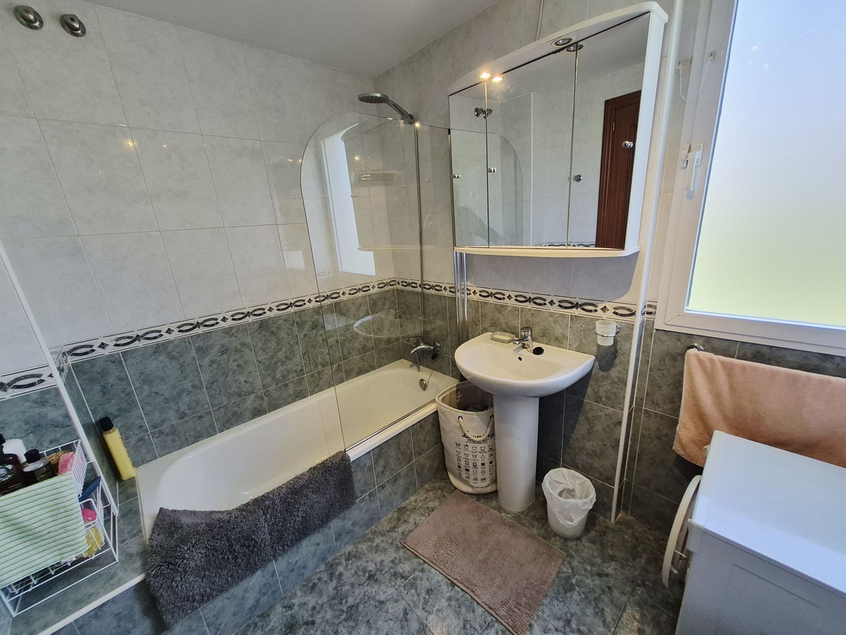 Se vende Apartamento Planta Media de 2 dormitorios en Costa Del Sol, Málaga, España