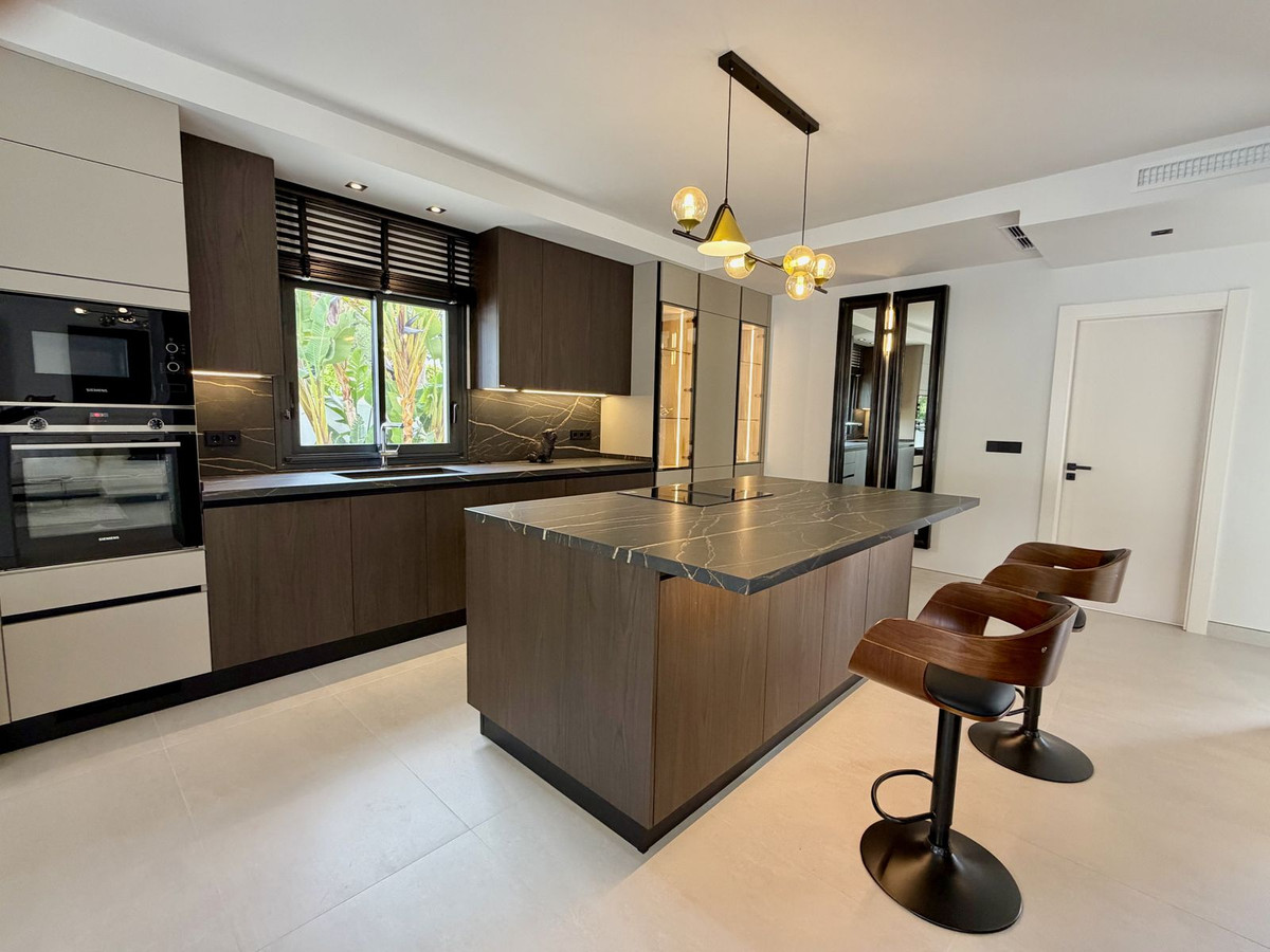 Se vende Villa - Chalet de 5 dormitorios en Costa Del Sol, Málaga, España