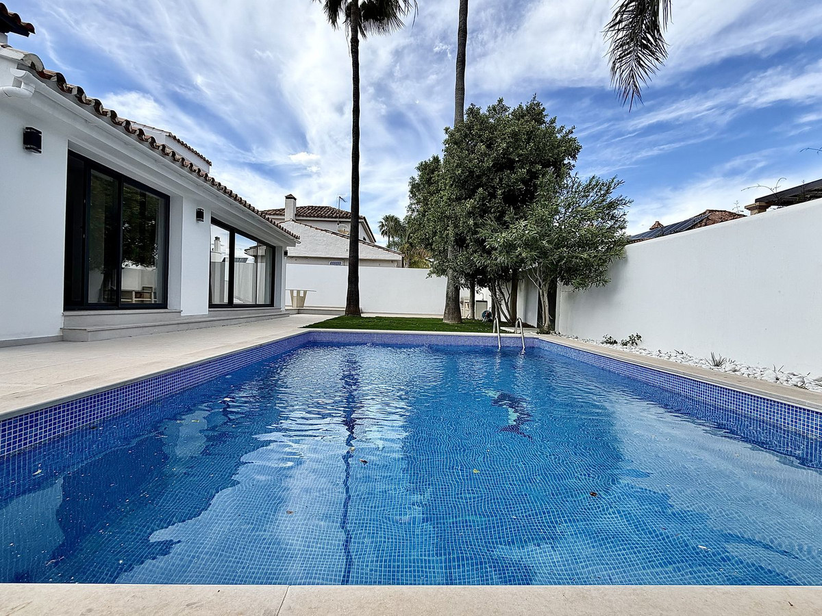 Se vende Villa - Chalet de 5 dormitorios en Costa Del Sol, Málaga, España