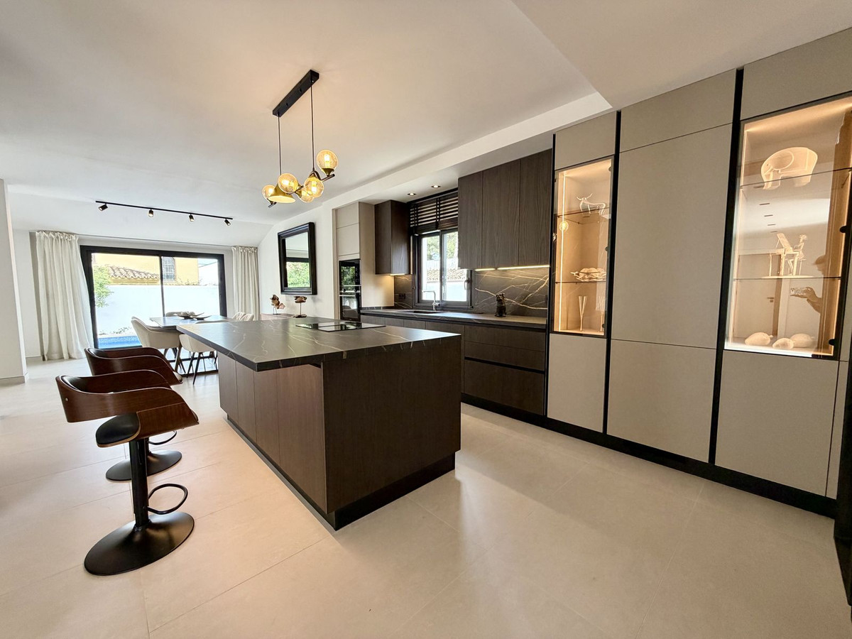 Se vende Villa - Chalet de 5 dormitorios en Costa Del Sol, Málaga, España