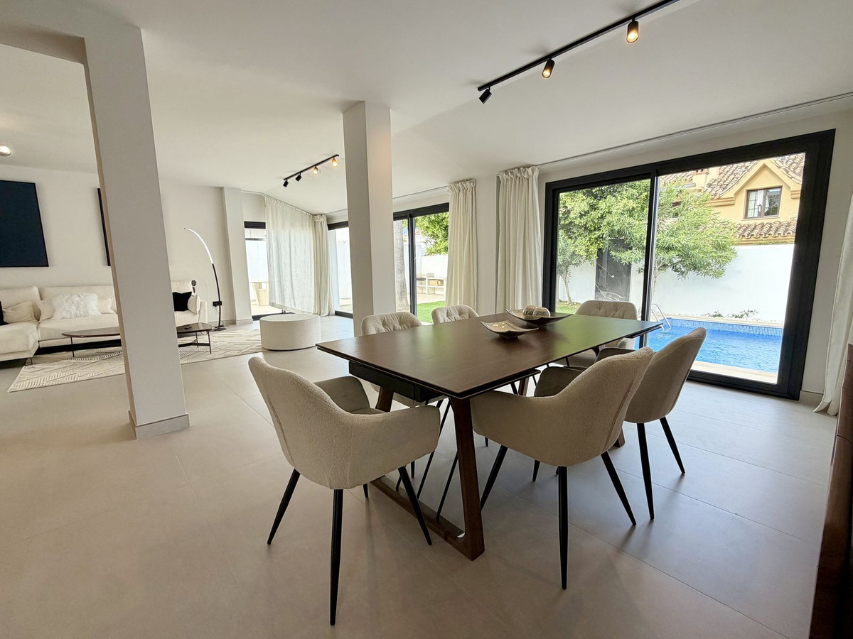 Se vende Villa - Chalet de 5 dormitorios en Costa Del Sol, Málaga, España