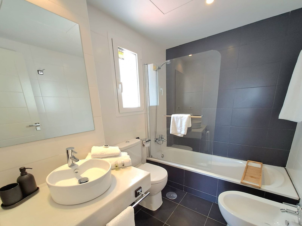 Se vende Apartamento Planta Media de 2 dormitorios en Costa Del Sol, Málaga, España