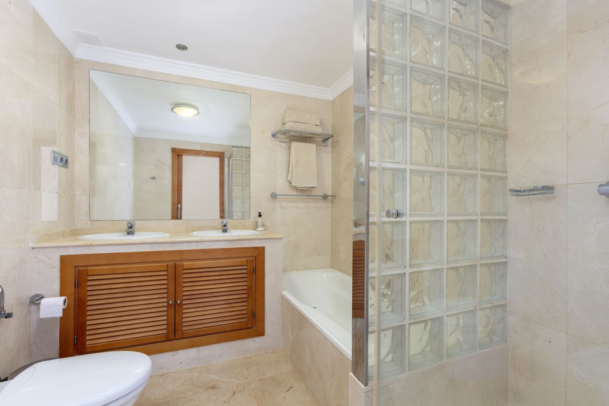 Se vende Apartamento Planta Media de 2 dormitorios en Costa Del Sol, Málaga, España