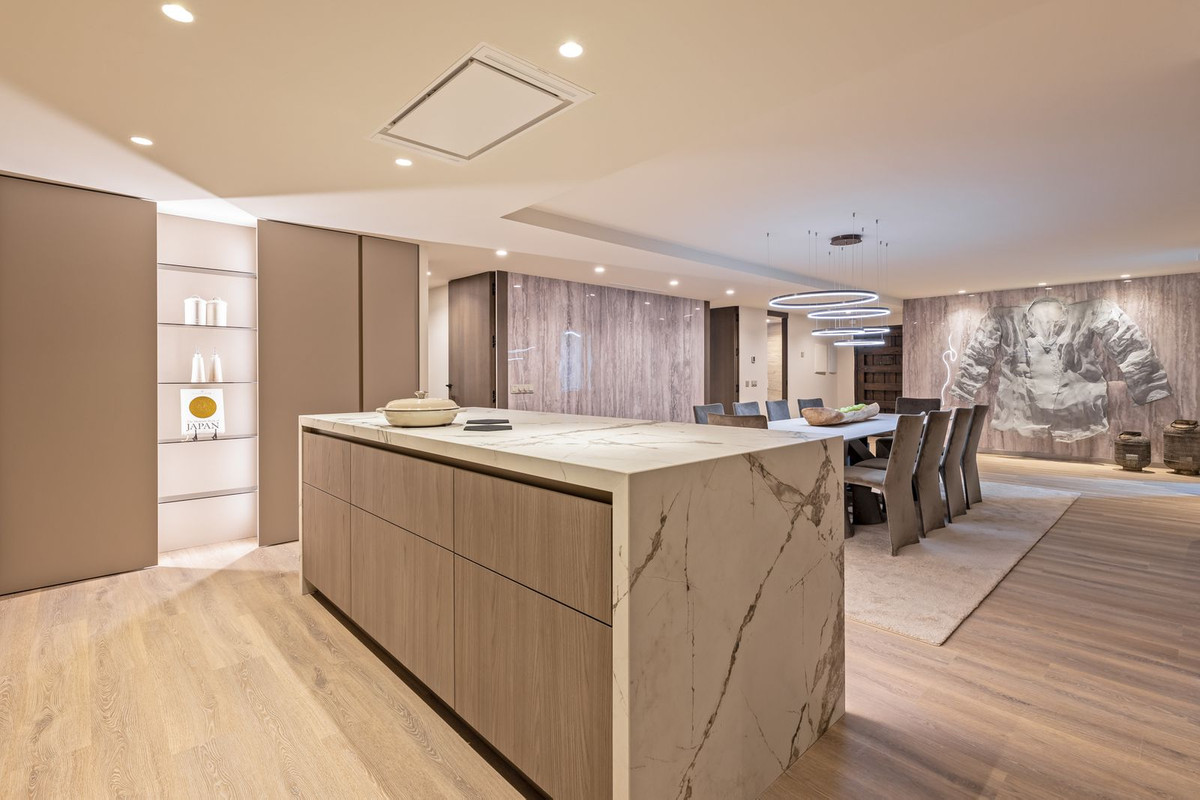 5 Bed Apartment for sale in Puerto Banús Costa Del Sol, Málaga, Spain