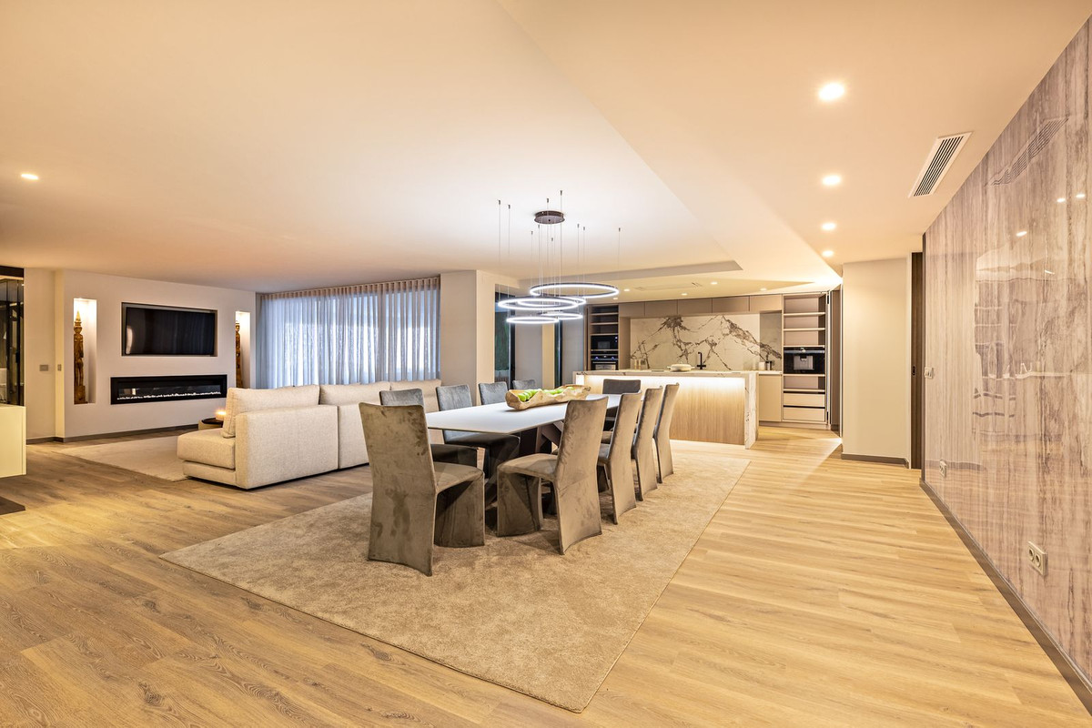 5 Bed Apartment for sale in Puerto Banús Costa Del Sol, Málaga, Spain