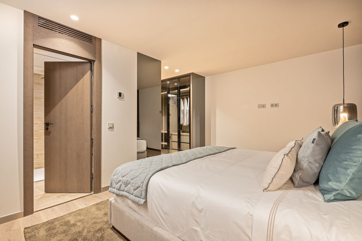 5 Bed Apartment for sale in Puerto Banús Costa Del Sol, Málaga, Spain