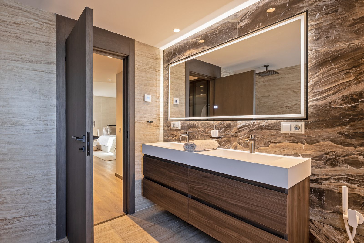 5 Bed Apartment for sale in Puerto Banús Costa Del Sol, Málaga, Spain