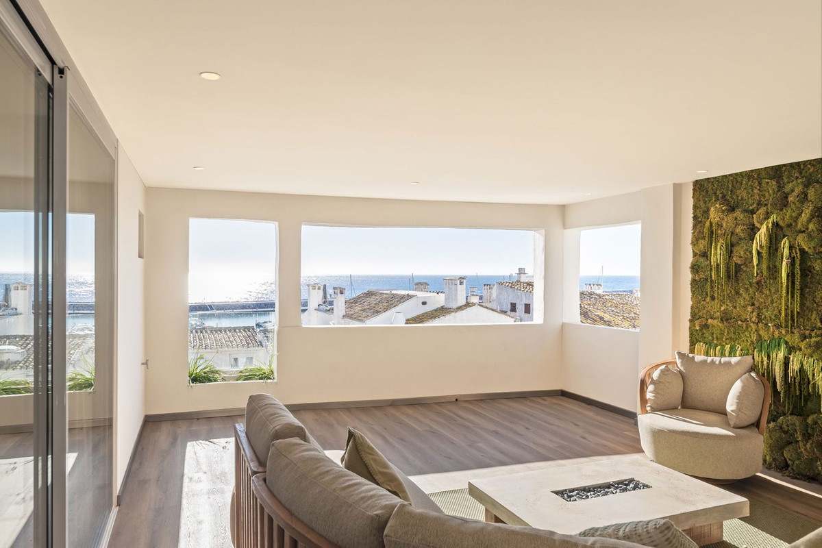 5 Bed Apartment for sale in Puerto Banús Costa Del Sol, Málaga, Spain